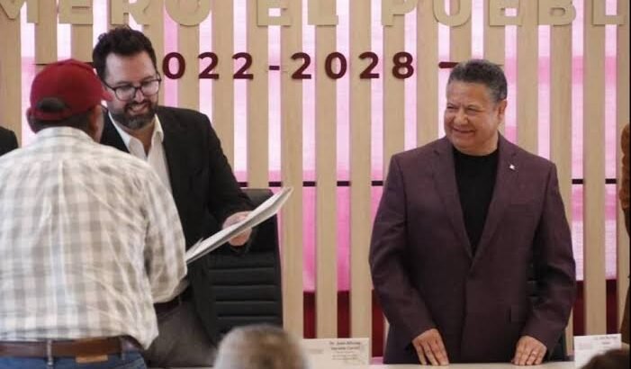 Entrega Menchaca escrituras de vivienda en Pachuca