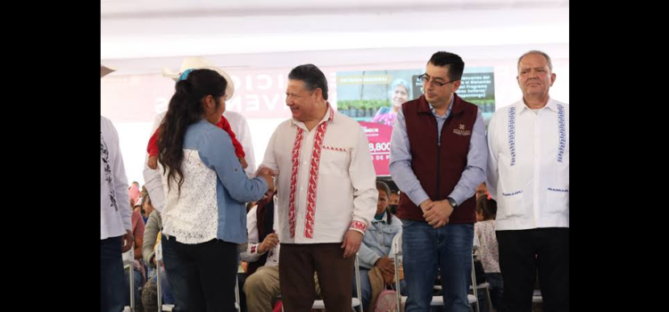 Julio Menchaca entrega tarjetas del Bienestar