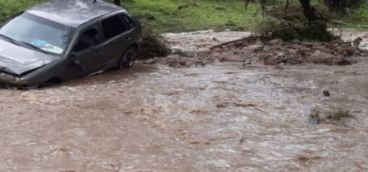 Corriente por intensas lluvias arrastra una decena de autos en el pueblo mágico de Hidalgo