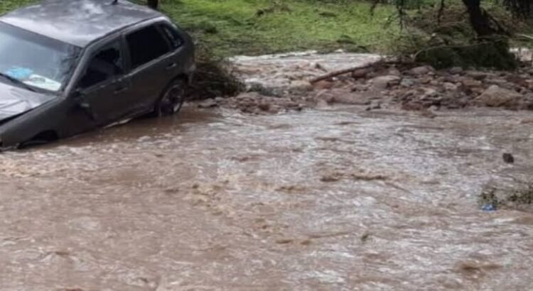 Corriente por intensas lluvias arrastra una decena de autos en el pueblo mágico de Hidalgo