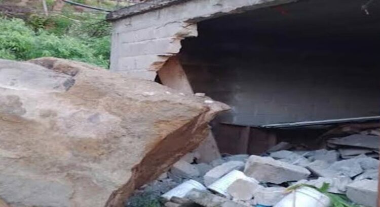 Rocas gigantes cae sobre casa en Hidalgo