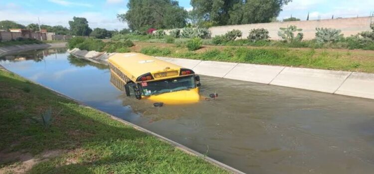 Autobús que transportaba trabajadores de Pemex cae a canal de aguas negras en Hidalgo