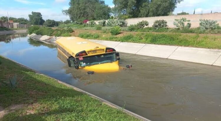 Autobús que transportaba trabajadores de Pemex cae a canal de aguas negras en Hidalgo