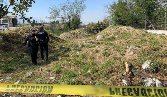 En Pachuca, asesinan a un hombre, lo arrastran y abandonan su cuerpo en un baldío