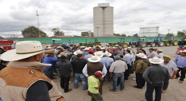 Cebaderos extienden a Hidalgo protestas contra cervecera; exigen pago justo por tonelada