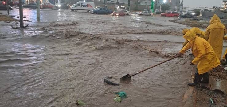 Drenaje tapado causa inundación en 15 viviendas de Pachuca; autoridades actúan un mes después