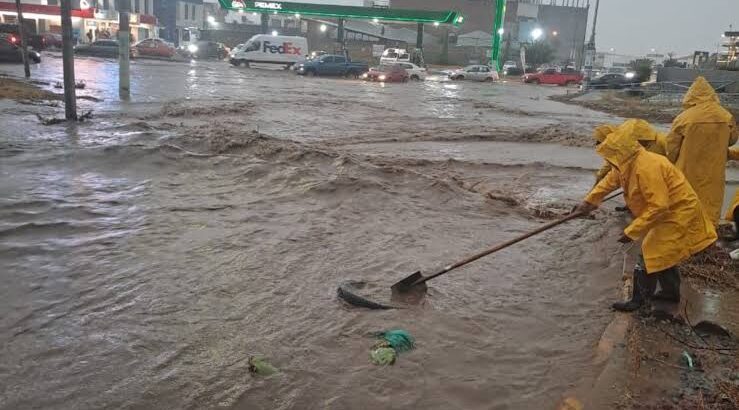 Drenaje tapado causa inundación en 15 viviendas de Pachuca; autoridades actúan un mes después