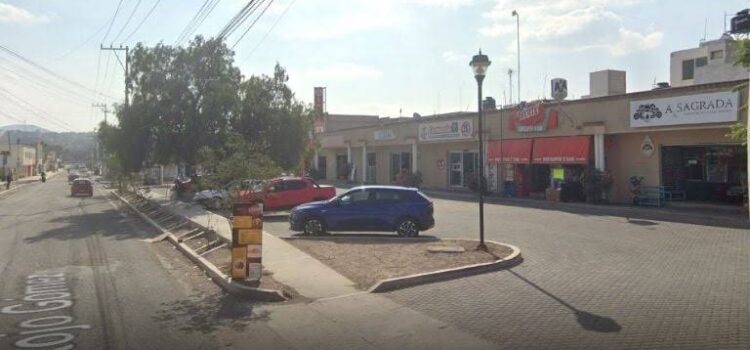 Hombre no alcanza a llegar a un hospital en Pachuca y muere en su camioneta