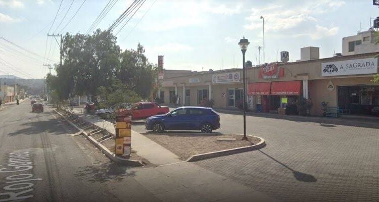 Hombre no alcanza a llegar a un hospital en Pachuca y muere en su camioneta