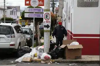 Advierte alcalde de Pachuca sobre multas a quienes tiran basura en la calle