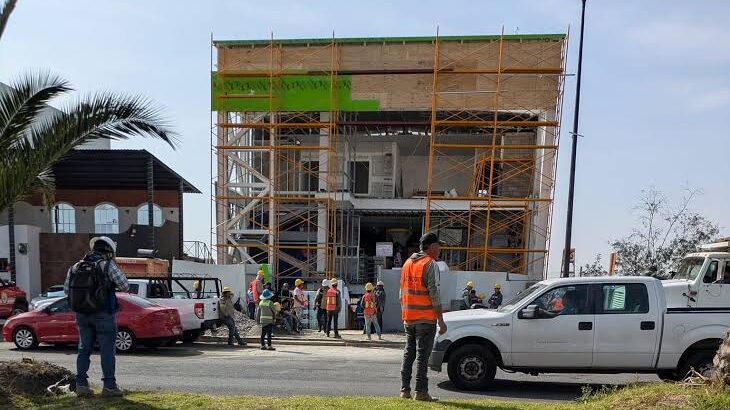 Trabajador cae de tercer piso en construcción de Zona Plateada en Pachuca