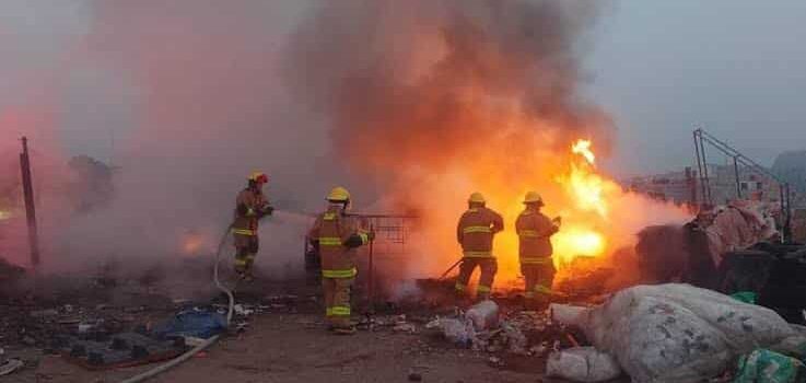 Registran incendio en recicladora de basura en Pachuca