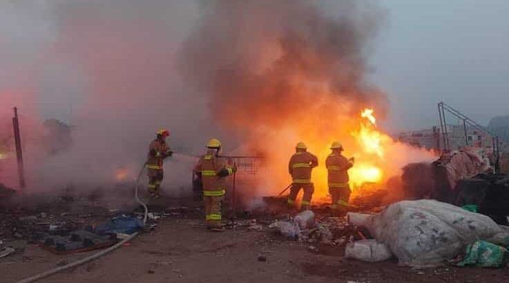 Registran incendio en recicladora de basura en Pachuca