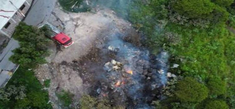 Arden dos basureros clandestinos en Hidalgo