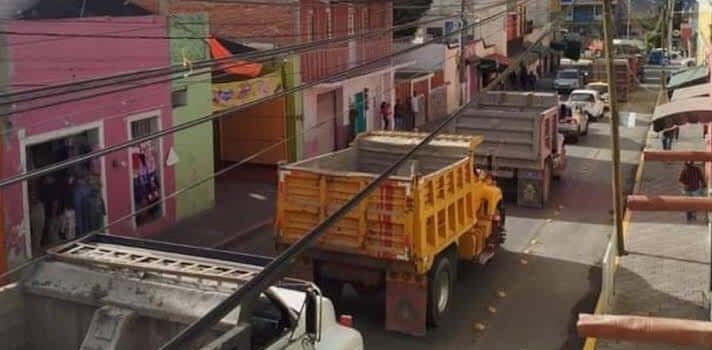 Caravana de más de 100 vehículos se dirige a Pachuca