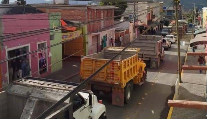 Caravana de más de 100 vehículos se dirige a Pachuca