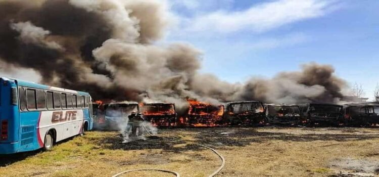 Incendio consume autobuses en pensión de Hidalgo