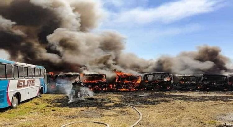 Incendio consume autobuses en pensión de Hidalgo