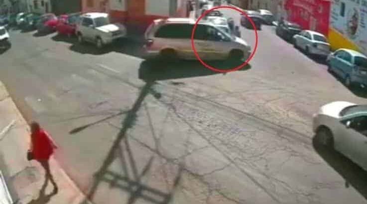 Camioneta atropella a mujer que cruzaba la calle en Pachuca y luego se fuga