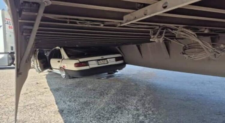Auto termina debajo de caja de tráiler en Hidalgo