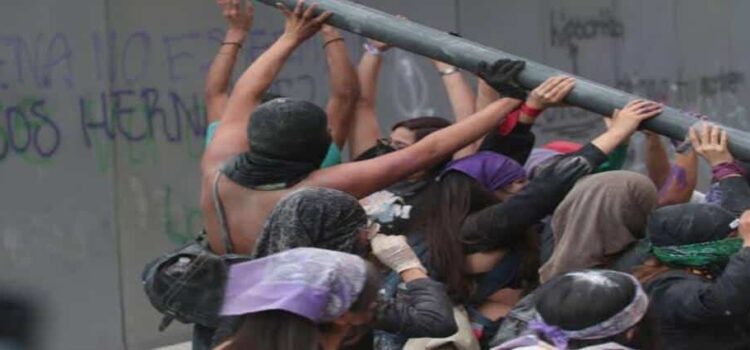 Dictan prisión preventiva a hombres en Hidalgo por disturbios en marcha del 8M