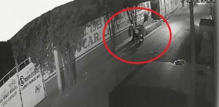 Trabajador de limpias en Pachuca es captado tirando basura en la calle