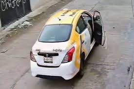 Avientan bolsa de basura desde un taxi en Pachuca
