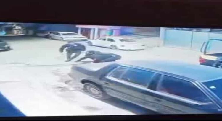 Policías golpean a automovilista para detenerlo en Pachuca