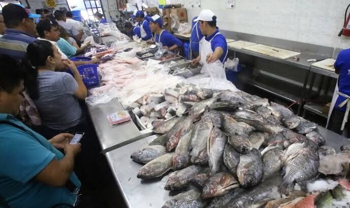 Reportan alza de precios en mariscos y largas filas en Pachuca