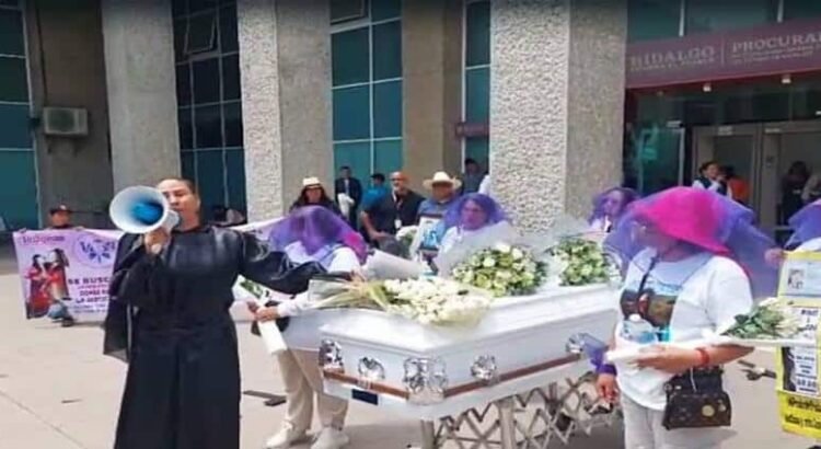 Protestan por feminicidio con ataúd y restos de víctima en procuraduría de Hidalgo
