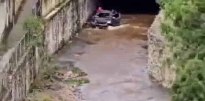 Rescatan cinco vehículos arrastrados por la corriente de lluvia en Pachuca