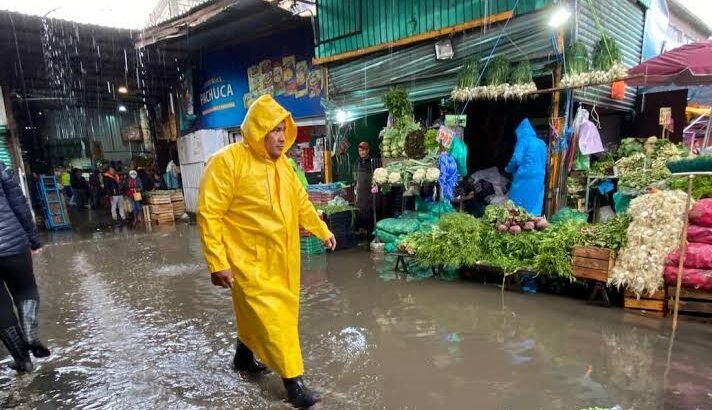 Lluvias inundan Central de Abastos de Pachuca; locatarios suspenden servicio
