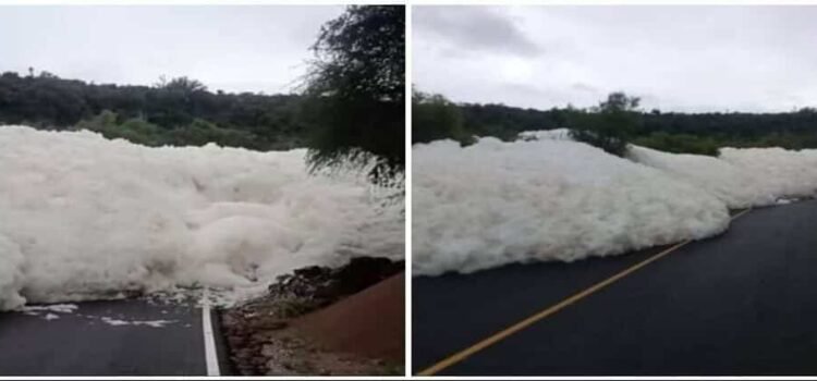 Espuma tóxica envuelve carretera en Hidalgo tras lluvias
