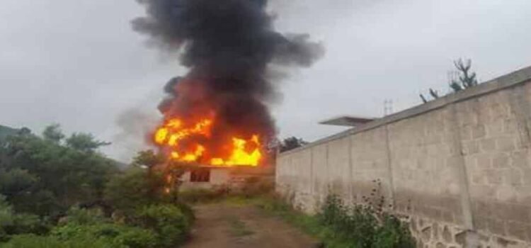 Arde presunta bodega donde se almacenaba huachicol en Hidalgo