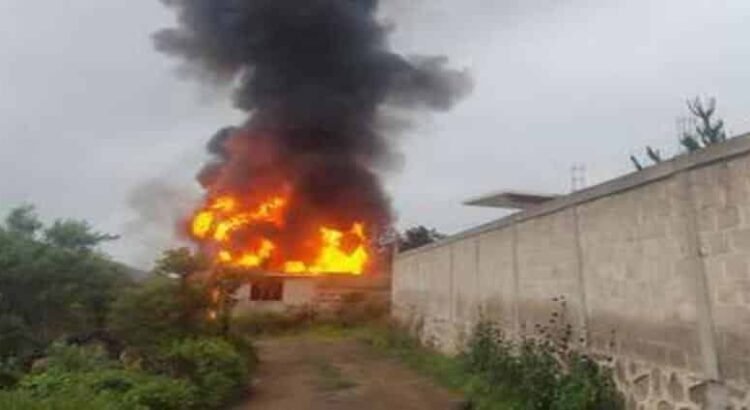 Arde presunta bodega donde se almacenaba huachicol en Hidalgo