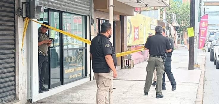 Asaltan joyería en el centro de Pachuca; huyen en motocicleta