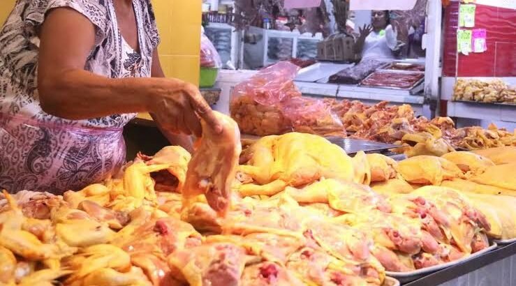 Mercados de Pachuca dan segundo uso a tripas de pollo