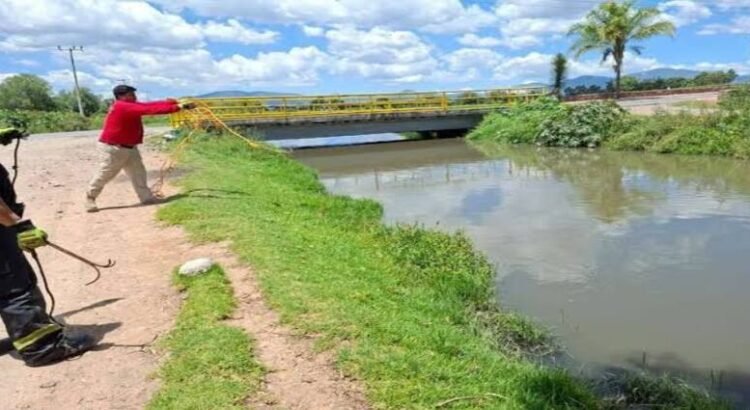Auto cae al canal Requena en Hidalgo; mueren dos adultos y sigue la búsqueda de un niño de ocho años