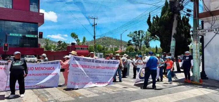 Protestan jubilados en Hidalgo; demandan ajuste al pago de sus pensiones Protestan jubilados en Hidalgo; demandan ajuste al pago de sus pensiones