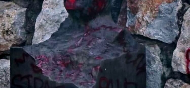 Grafitean en Pachuca estatua de Ben Gurrión en protesta por genocidio de Israel en contra de Palestina