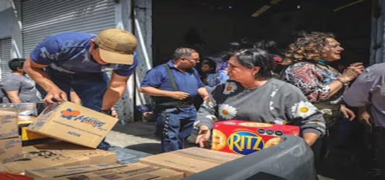 Taxistas organizan colecta de víveres para damnificados de Hidalgo y Veracruz Taxistas organizan colecta de víveres para damnificados de Hidalgo y Veracruz