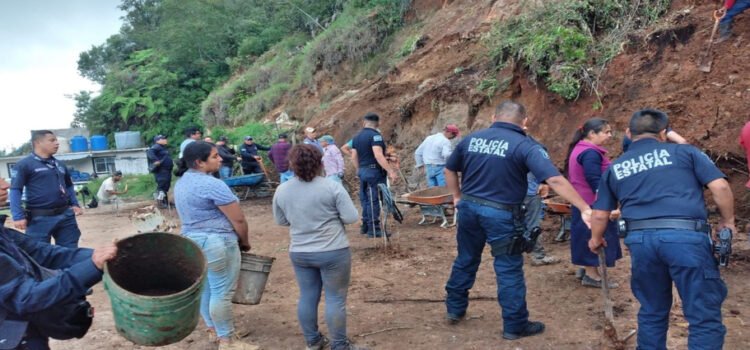 Deslave sepulta 10 viviendas en Tenango de Doria, Hidalgo Deslave sepulta 10 viviendas en Tenango de Doria, Hidalgo