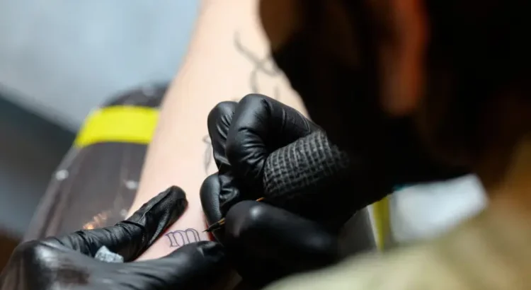 Piden regular el oficio del tatuaje Piden regular el oficio del tatuaje
