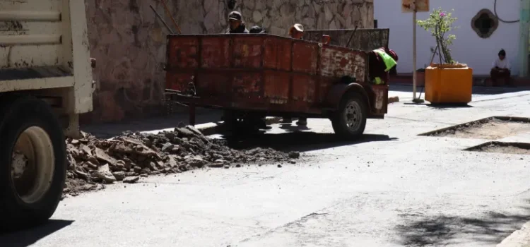 Realizan bacheo en calzada de Cuesco, en Pachuca