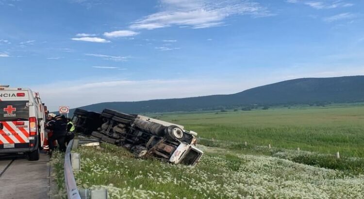Tractocamión vuelca en el Arco Norte y provoca caos vial en Hidalgo Tractocamión vuelca en el Arco Norte y provoca caos vial en Hidalgo