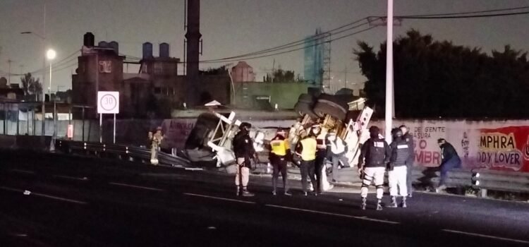 Vuelca pipa cargada de ácido clorhídrico en la autopista México-Pachuca