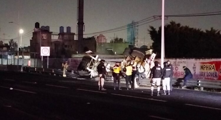 Vuelca pipa cargada de ácido clorhídrico en la autopista México-Pachuca