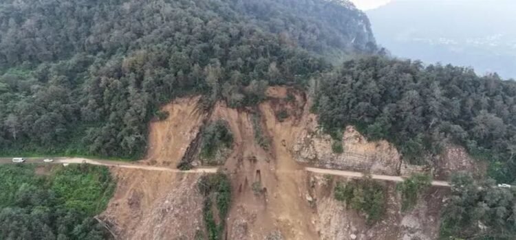 Deslave mantiene incomunicadas a cuatro comunidades en Hidalgo